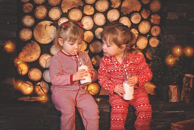 Tytöt joulupyjamissa