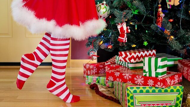 Tyttö joulukuusen edessä