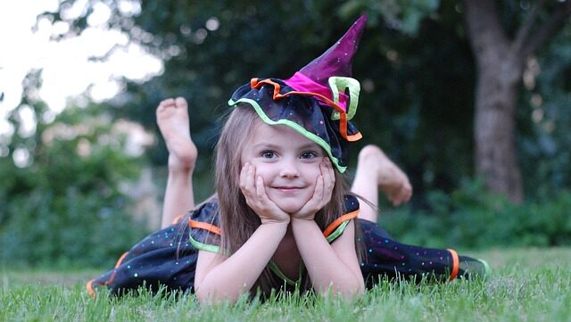 Tyttö Halloween asussa