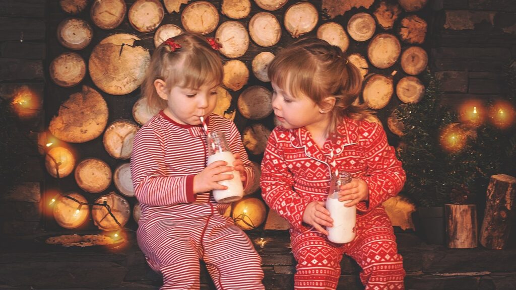 Tytöt joulupyjamissa