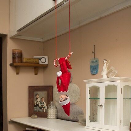 Elf on the shelf roikkuu pää alaspäin
